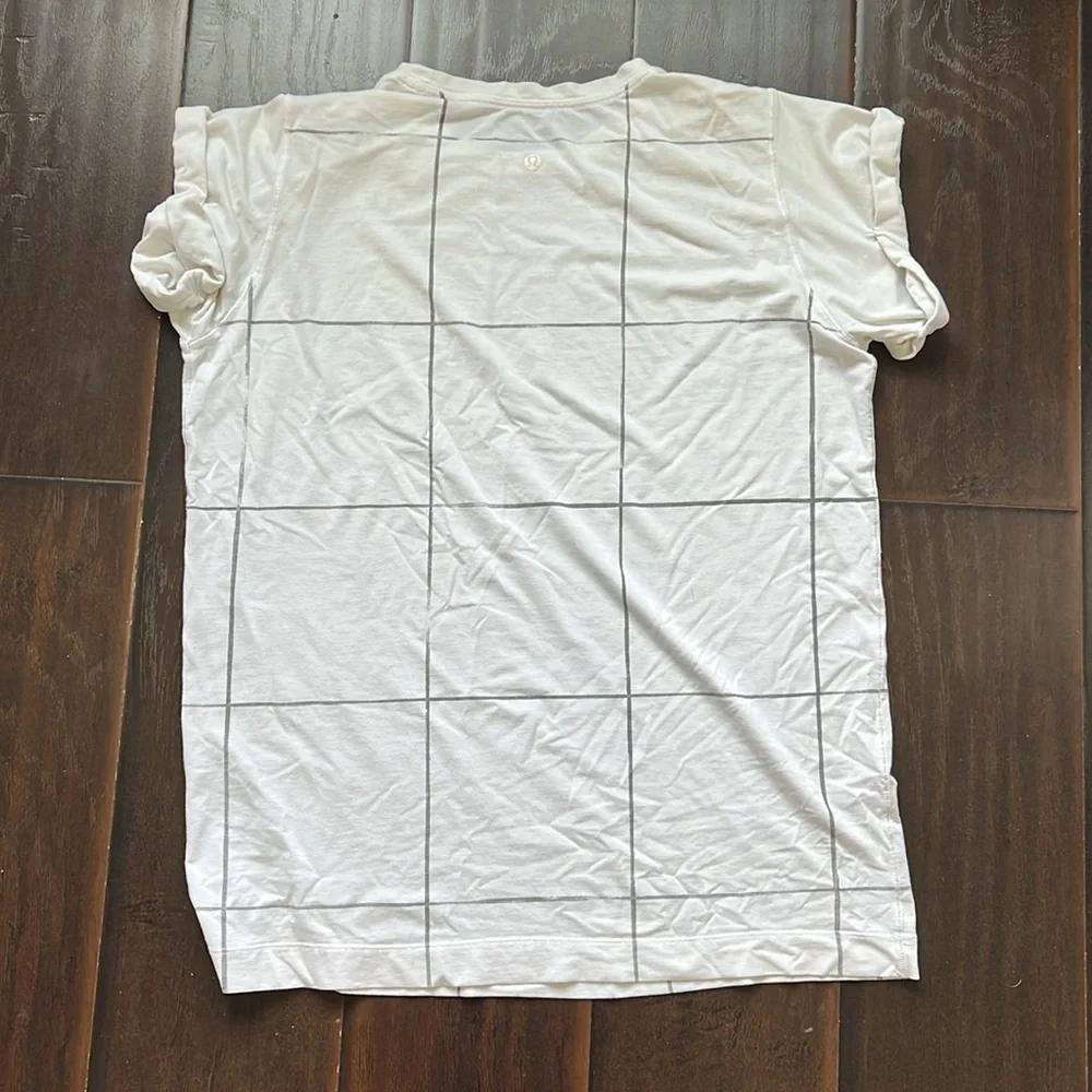 Lululemon White and Gray Print Tee, size 8